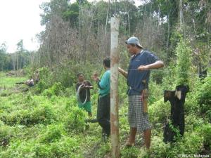 Endau-Rompin Complex, Malaysia | Villagers of Kg. Tewowoh, Johor, set up siren fences that serve as an early-warning system to alert farmers of elephant encroachment. | WCS-Malaysia | 20210204_Setting up siren fence in Tewowoh
