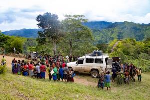 Jiwaka Province, Papua New Guinea | Community gathered to bring materials to their village for nursery construction at Kwiop, Jimi Area | Alex Fanaso/WCS | IMG_2839