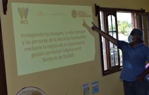 Brus Lagoon, Moskitia , Honduras | WCS project coordinator in a workshop | Edgard Herrera | 2Hon